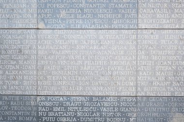 Romanya 'nın Sighetu Marmatiei kentindeki komünizm ve direniş kurbanlarının anısına. Birden fazla kurbanın olduğu duvar