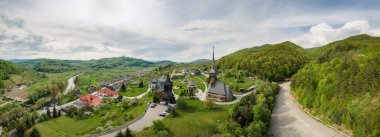 Romanya 'nın Barsana Manastırı' nın hava aracı panoramik görüntüsü. Ana kilise ve diğer binalar ormanla kaplı tepeler.