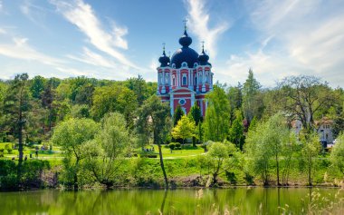 Curchi Manastırı gölün ve yeşil ormanın arkasında görüldü.