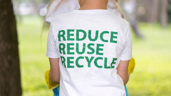Vista Próxima Inscrição Ecológica Camiseta Menino Coleta Lixo Plástico Parque — Fotografia de Stock