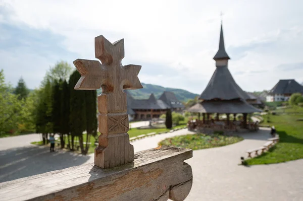 루마니아의 수도원에 십자가를 가까이 것이다 — 스톡 사진