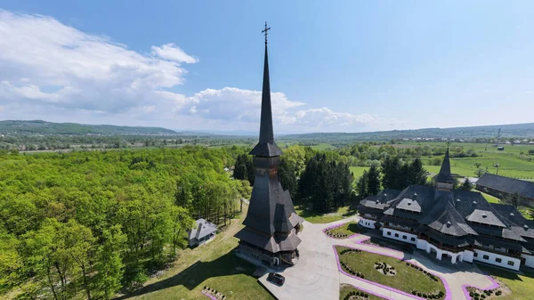 드론으로 루마니아의 수도원을 수있다 교회와 건물들 주위의 — 스톡 사진