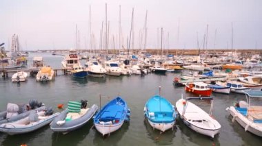 İtalya, Sanremo 'da birçok demirli yatı ve teknesi olan Akdeniz limanı. Bulutlu gökyüzü