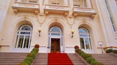 Sanremo, İtalya 'da merdivenleri ve bayrakları olan belediye kumarhanesi girişi
