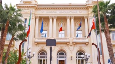 Sanremo, İtalya 'da merdivenleri ve bayrakları olan belediye kumarhanesi girişi