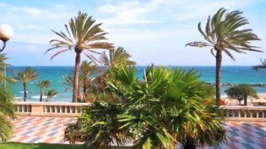İtalya, Sanremo 'da Akdeniz kıyısında. Bir sürü yeşilliği olan bir sokak.