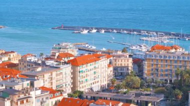 Sanremo, İtalya 'nın şehir manzarası. Klasik tarzda yapılmış konut binaları, Akdeniz kıyıları ve deniz limanı