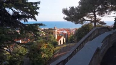 Sanremo 'nun şehri, İtalya' nın bakış açısından. Klasik tarzda yapılmış konut binaları, Akdeniz kıyıları, yeşillik