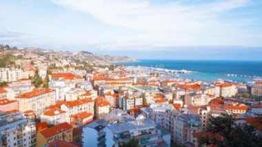 Sanremo 'nun şehri, İtalya' nın bakış açısından. Klasik tarzda yapılmış konut binaları, Akdeniz kıyıları ve deniz limanı