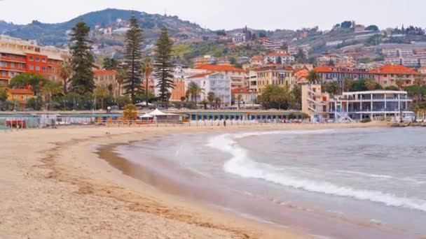 Talya Sanremo Akdeniz Kıyısında Plaj Klasik Tarzda Yapılmış Binalar — Stok video