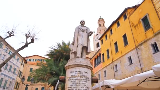 Platz Mit Statue Von Siro Andrea Carli Und Umliegenden Wohngebäuden — Stockvideo
