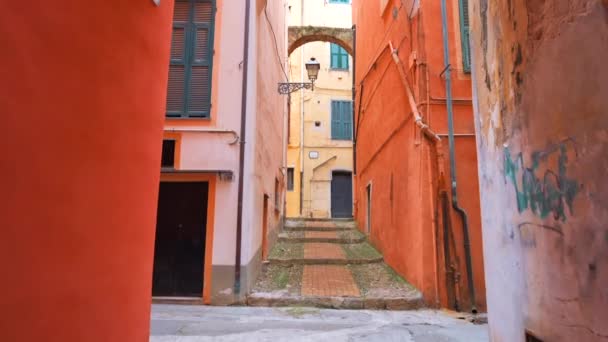 Узкая Средневековая Улица Сан Ремо Италия Здания Построенные Классическом Стиле — стоковое видео