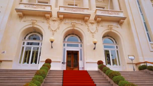 Eingang Zum Städtischen Casino Mit Treppen Und Fahnen Sanremo Italien — Stockvideo