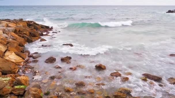 Средиземноморское Побережье Италии Облачное Небо Волны Скалы Пляже — стоковое видео