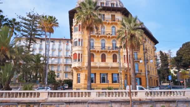 Sanremo Italy May 2022 Κτίριο Κατοικιών Κλασικό Στυλ Δρόμος Αυτοκίνητα — Αρχείο Βίντεο