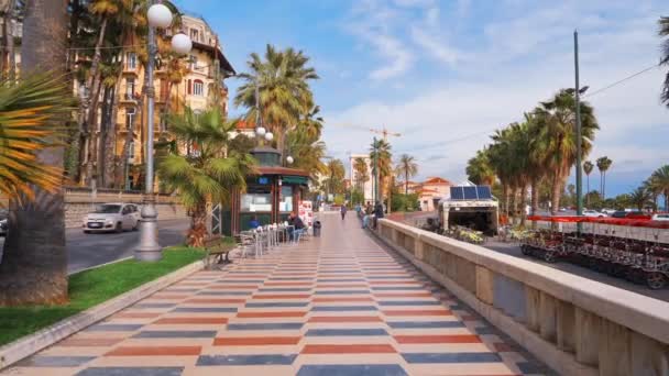Sanremo Italy May 2022 Streetscape City 在地中海沿岸的堤岸街道上 到处都是步行的人和正在行驶的汽车 还有许多绿色的东西 — 图库视频影像