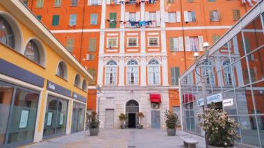 SANREMO, İTALYA - MAYIS 2022: Geleneksel tarzda yapılmış bir bina, önünde yaya sokağı var.