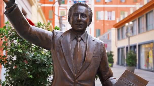 Sanremo Italien Mai 2022 Mike Bongiorno Statue Mit Straßenbild Hintergrund — Stockvideo