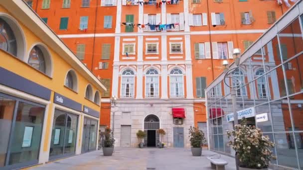 イタリア サンレモ 2022年5月 街の街並み その前に伝統的なスタイル 歩行者天国の通りで作られた住宅の建物 — ストック動画
