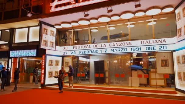 Sanremo イタリア 2022年5月 夕方の街の風景 歩行者とアリストテレス映画館 古典的な建物と歩行者天国の通り — ストック動画