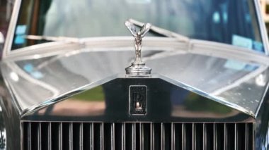 CANNES, FRANCE - MAYIS 2022: antika bir Rolls-Royce 'un yakın görüntüsü