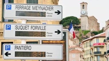 Cannes, Fransa 'da otobüslerin hareket yönünü gösteren oklu bir sütun.