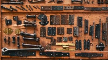 İş için metal aletler eklenmiş tahta tahta tahta.