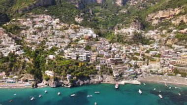 Positano köyünün geniş açılı insansız hava aracı görüntüsü. Amalfi Sahili, İtalya