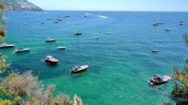 İtalya 'nın Positano kentindeki Tyrhenian deniz kıyısının manzarası. Suda bir sürü tekne var.