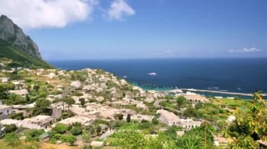 Capri, İtalya şehir manzarası. Yerleşim alanları, Tyrhenian deniz kıyıları, yeşillik, dağ. Bir tepeden bak