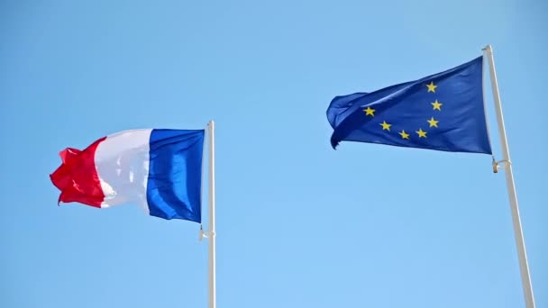 旗竿にはフランスとEuの旗が風になびいていた 背景に青い空 スローモーション — ストック動画