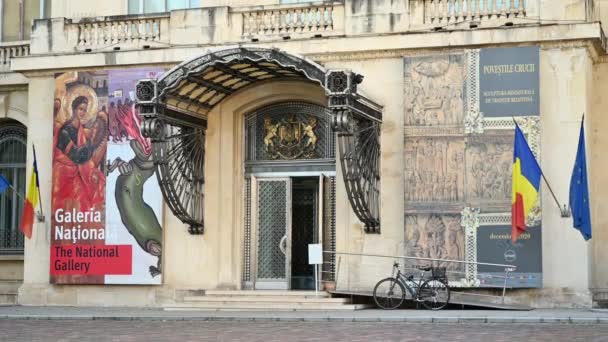 Bucharest Roemenië Mei 2022 Ingang Van National Gallery Met Affiches — Stockvideo