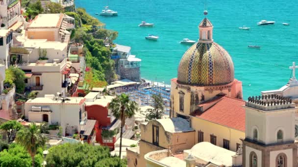 Straßenbild Von Positano Der Tyrrhenischen Küste Italien Häuserreihen Kirche Grün — Stockvideo