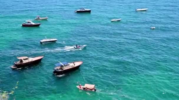Pohled Pobřeží Tyrhénského Moře Positanu Itálie Několik Lodí Vodě — Stock video