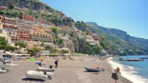 イタリア ポジターノ 2022年5月 ティレニア海沿岸に位置する町の景色 人々とビーチ 緑の行 — ストック動画