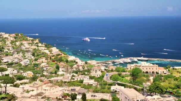 Cityscape Capri Itálie Řady Obytných Budov Pobřeží Tyrhénského Moře Zeleň — Stock video