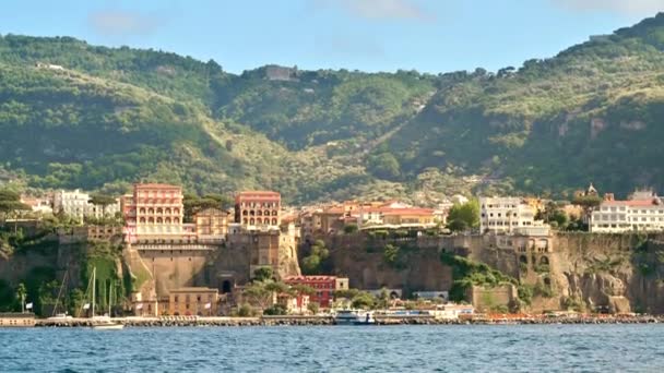 Zicht Tyrreense Kust Sorrento Italië Rijen Van Gebouwen Strand Kliffen — Stockvideo