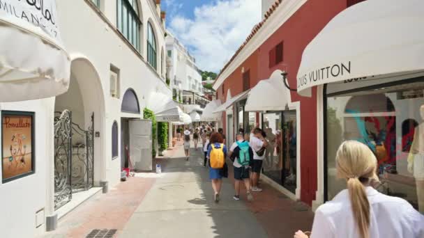 Capri Italy May 2022 Street Scape Town Вузька Вулиця Ходячими — стокове відео
