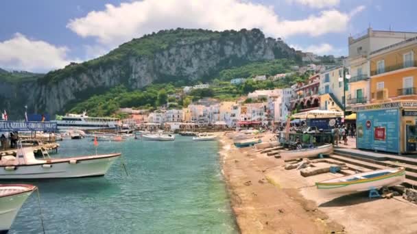 Capri Italien Maj 2022 Utsikt Över Hamnen Staden Förtöjda Båtar — Stockvideo