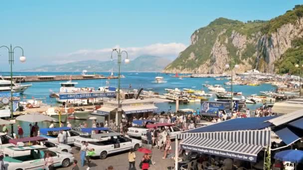 Capri Italy May 2022 View Sea Port Town 系泊的船 行走的人 — 图库视频影像
