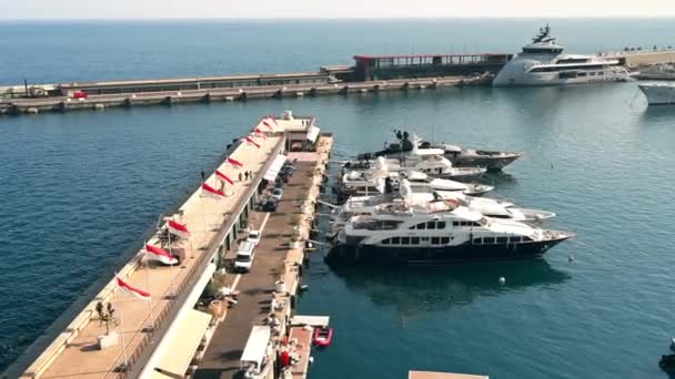 Monaco Mei 2022 Zeehaven Monaco Aangemeerde Jachten Pier Met Geparkeerde — Stockvideo