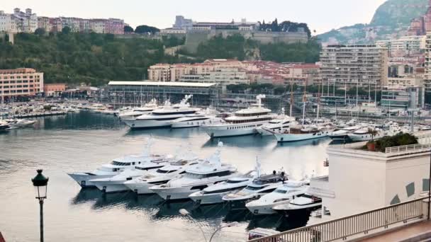 Monaco 2022年5月 モナコの街並み 係留ヨットと海港 背景の建物 — ストック動画
