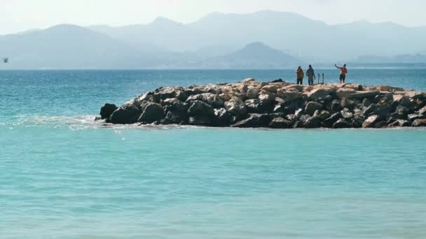 Средиземное Море Каннах Франция Скалы Пляже Отдыхающими Людьми — стоковое видео