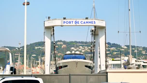 Vista Para Porto Marítimo Cannes França Iates Atracados Edifícios Vegetação — Vídeo de Stock