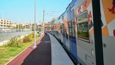 CANNES, FRANCE - Mayıs 2022: insanlarla dolu bir tren istasyonundan başlıyor. Yeşiller