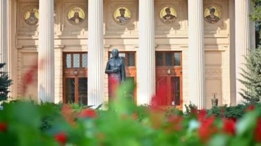 Romanya 'nın Bükreş kentindeki Romen Athenaeum' una yakından bak. Ana bina, önünde heykel olan meydan, yeşillik.