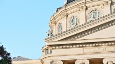 Romanya 'nın Bükreş kentindeki Romen Athenaeum' una yakından bak. Klasik tarzda yapılmış ana bina cephesi
