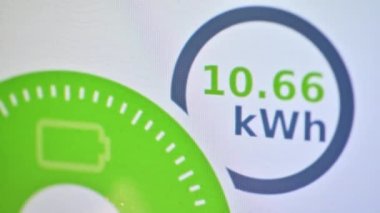 Elektrikli arabadaki gösterge panelinin pili şarj ediliyor.
