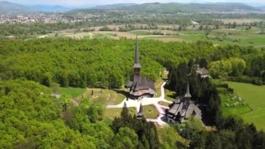 Romanya 'daki Peri-Sapanta Manastırı' nın hava aracı görüntüsü. Ana kilise ve diğer binalar, iç mahkeme. Etrafını sarın.