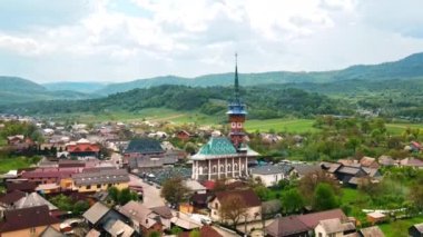 Romanya 'nın Sapanta kentindeki Merry Mezarlığı' nın insansız hava aracı görüntüsü. Kilise ve mezarlık, etrafındaki yerleşim yerleri.
